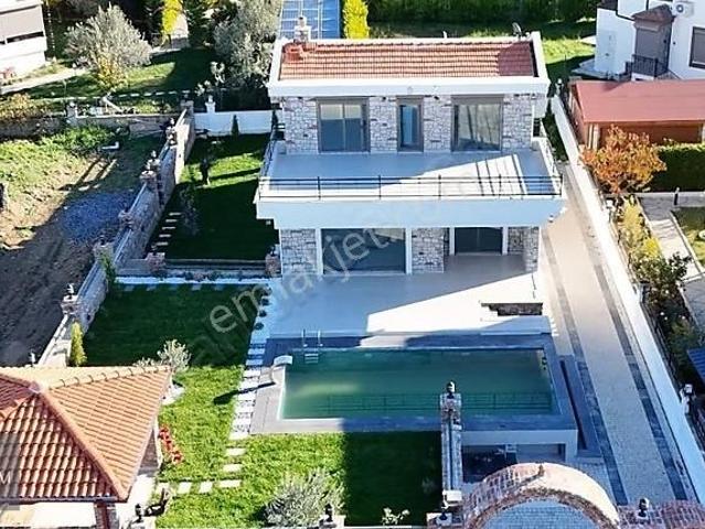 Kerim'den Altınoluk'da Satılık 600 Mt2 Arsa İçinde 5+1 Villa