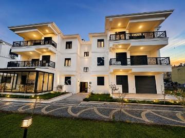 Kerim'den Küçükkuyu Merkez'de Bahçe Katı Lüx Kiralık Daire
