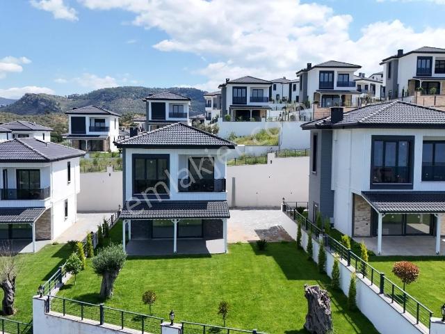 Kerim'den Küçükkuyu'da Deniz Manzaralı Havuzlu 3+1 Satılık Villa