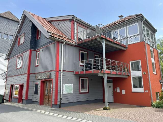 Kernsaniert & barrierearm: zentrale ETW mit 92 m², Balkon & Aufzug