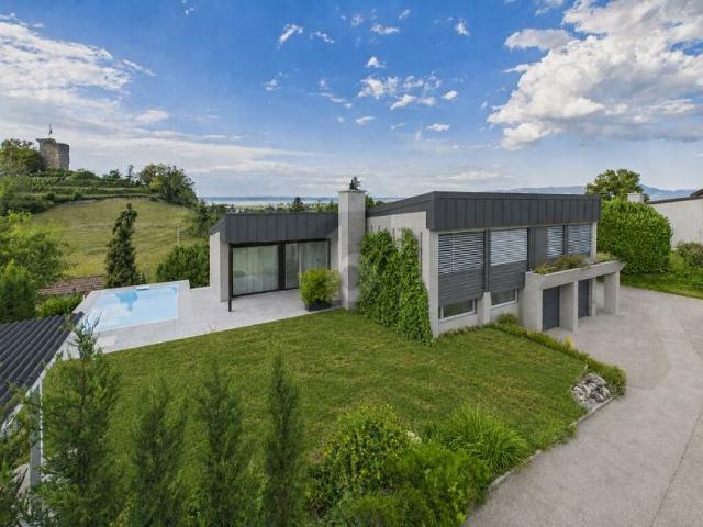 KERNSANIERT MIT GARTEN, POOL UND PANORAMASICHT
