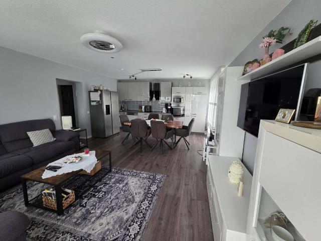 Kernsaniert & schlüsselfertig: 3 Zimmer Wohnung mit Aufzug, EBK und Stellplatz