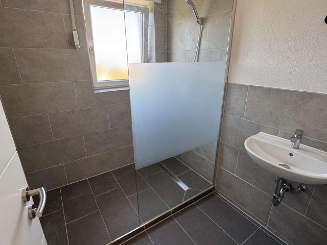 Kernsanierte 3,5 Zimmer Wohnung mit Balkon und zwei Stellplätzen ab sofort frei