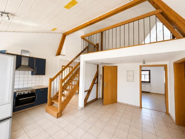 Kernsanierte 3,5 – 4 Zimmer Galeriewohnung mit EBK, Balkon und gemeinschaftlichem Garten