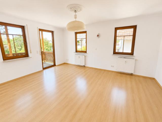 Kernsanierte 3,5 – 4 Zimmerwohnung mit EBK, Balkon und gemeinschaftlichem Garten
