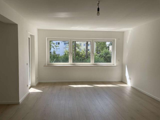 Kernsanierte 3 Z. Wohnung m. Balkon u. Garage in zentraler Lage