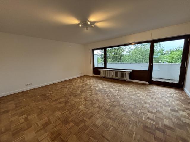 Kernsanierte 3 Zimmerwohnung mit großem Balkon, Blick ins Grüne und Stellplatz