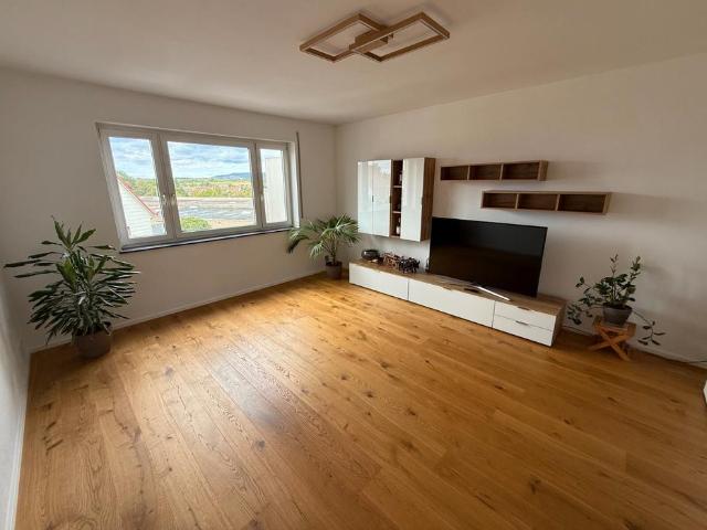 Kernsanierte 3 Zimmerwohnung in zentraler Lager