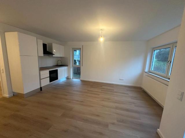 Kernsanierte 3 Zimmer ETW, 2 Stellplätze, 900 EUR KM, Provisionsfre