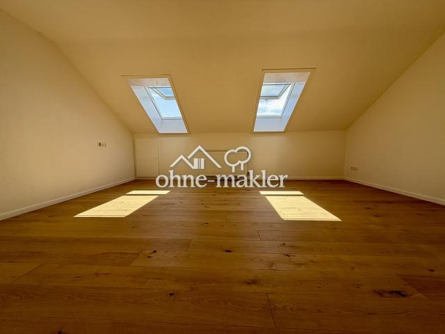 Kernsanierte 3 Zimmer Wohnung mit Balkon, Echtholzparkett und Duplex Stellplatz