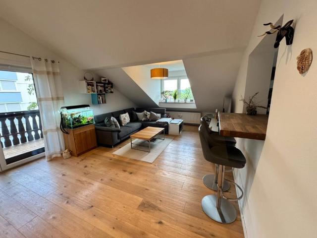 Kernsanierte 3 Zimmer Wohnung mit Küche, Balkon und Garage