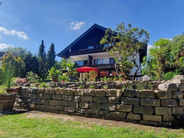 Kernsanierte 2 Zimmer Luxuswohnung mit Südbalkon u. Gartenblick