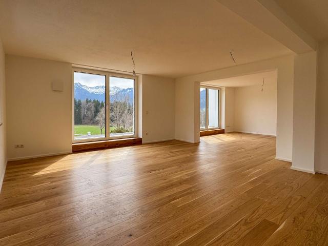 Kernsanierte 4 Zimmer Wohnung mit eigenem Gartenabteil und malerischem Bergblick