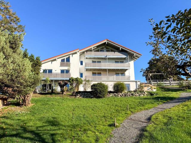 Kernsanierte 4 Zimmer Wohnung mit eigenem Gartenabteil und malerischem Bergblick