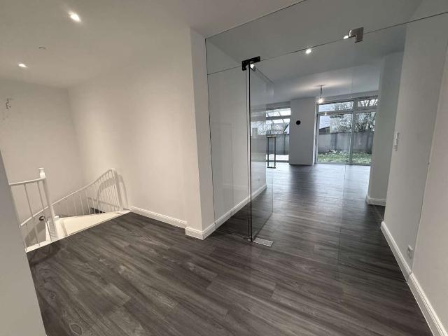 Kernsanierte 4 Zimmer Wohnung mit hoher Energieeffizienz in ruhigem 2 Familienhaus mit EBK Top Lage