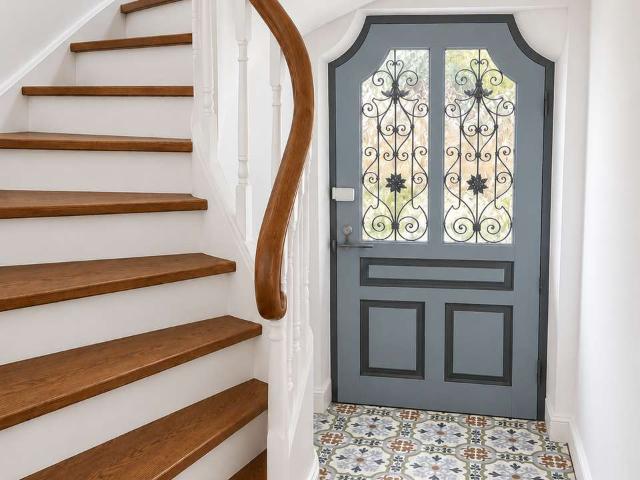 Kernsanierte Altbauwohnung in historischer Villa mit großem Garten – Villenkolonie II Obermenzing