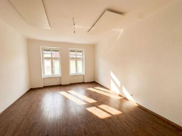 Kernsanierte Altbauwohnung mit Schlossbergblick