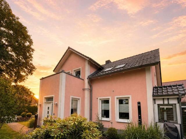 Kernsanierte Altbauvilla mit traumhaften Familiengarten und großem Außenpool