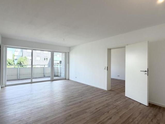 Kernsanierte, barrierearme 2 Zimmer Wohnung mit großem Balkon, Aufzug und Tiefgaragenstellplatz!