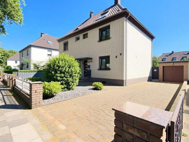 Kernsanierte Doppelhaushälfte mit ca. 106 m² Fläche, Garten, Garage und Einbauküche