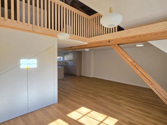 Kernsanierte Dachwohnung mit Galerie, Balkon und direktem Lift