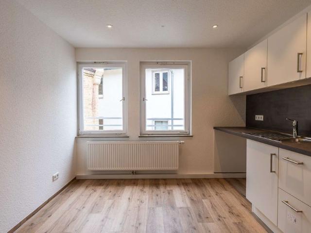Kernsanierte Drei Zimmer Dachgeschoss Wohnung in S West