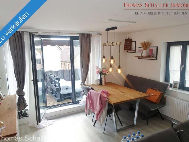 Kernsanierte, moderne 2 Zimmer Dachstudio Wohnung mit großen Balkon, EBK Stellplatz in Cadolzburg