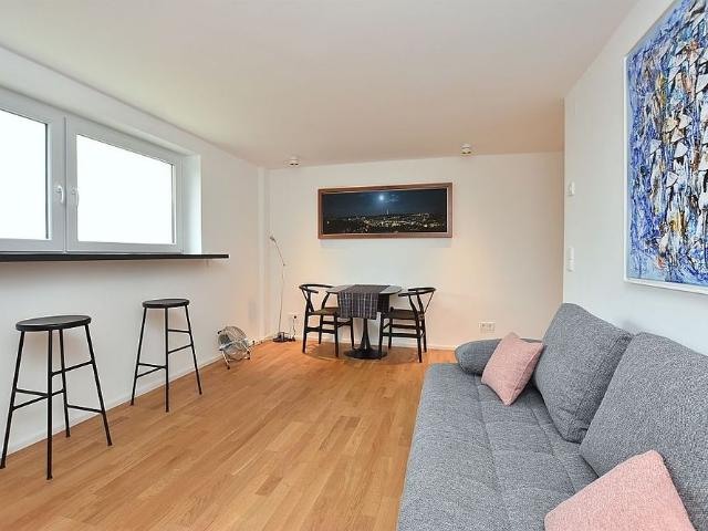 Kernsanierte, neu und modern möblierte 2 Zimmer Wohnung in Stuttgart Nord