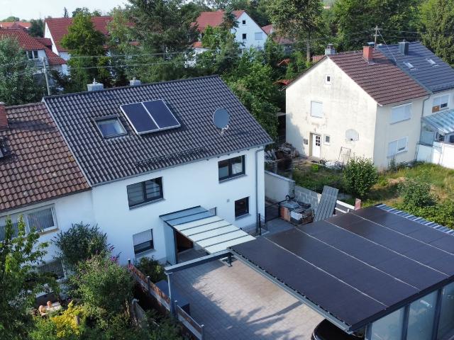 Kernsanierte, stilvolle Doppelhaushälfte+ 7 Zimmer, 2 Bäder, Doppel Carport, Top Ausstattung, uvm.