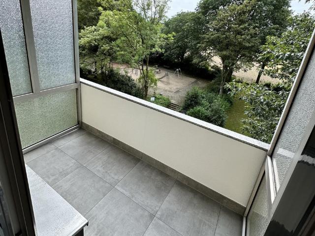 Kernsanierte Provisionsfreie Eigentumswohnung 3,5 Zimmer Wohnung Balkon Aufzug