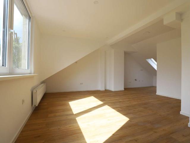 Kernsanierte und helle DG Wohnung mit Dachterrasse!