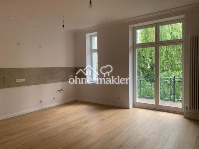 Kernsanierter Altbau im Innenhof: 3 Zimmer, 2 Balkone, Designküche, Einbauschränke, Tageslichtbad