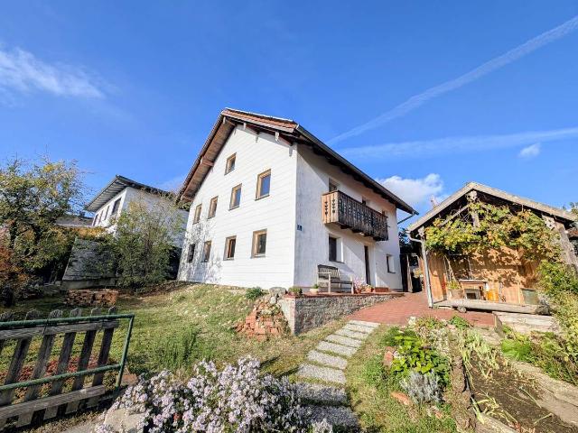 Kernsanierter Altbau in Gerzen: 180 m² Wohnfläche, 8 Zimmer, Garten, Stauraum, Werkstatt & Garagen