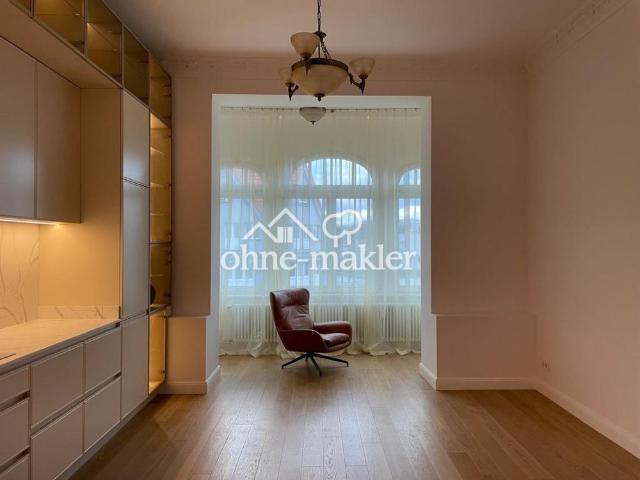 Kernsanierter Altbau mit Aufzug im 3. OG: 2 Zimmer, Designküche & Einbauschränke & Vorhänge nach Maß