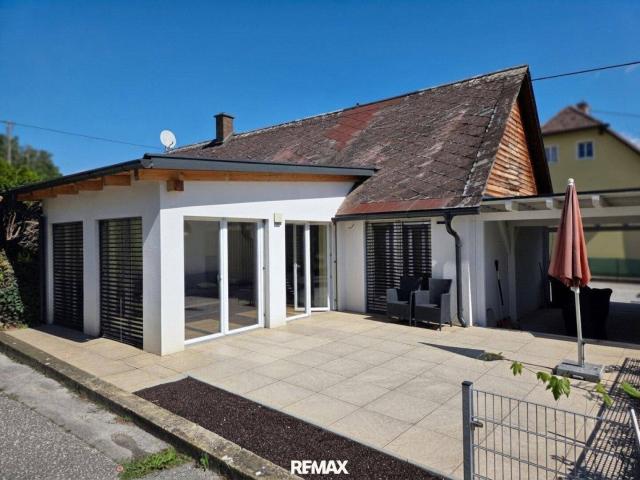 Kernsaniertes, modernes Haus mit kompakter Wohnfläche und großzügiger Terrasse