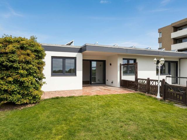 Kernsaniertes Bungalow Juwel mit Innenpool & Kamin in bester Wohnlage