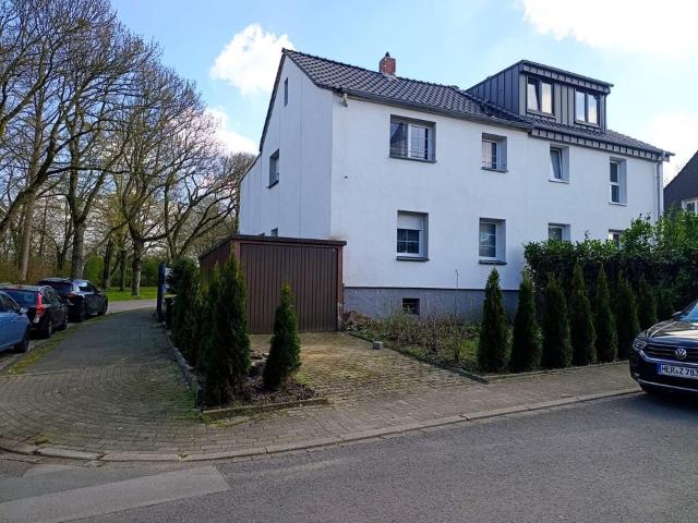 Kernsaniertes EFH mit Sauna, 2 Garagen und Dachausbaureserve