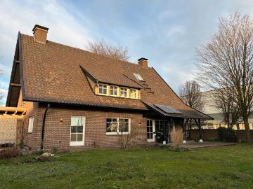 Kernsaniertes Einfamilienhaus auf großem Grundstück