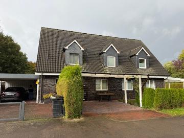 Kernsaniertes Einfamilienhaus in zwei Doppelhaushälften unterteilt