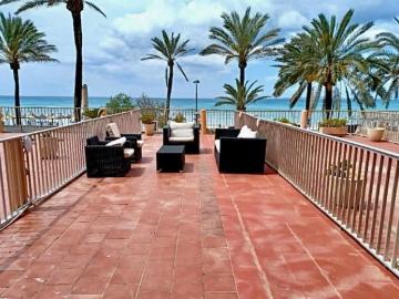 Kernsaniertes Frontline Apartment mit Meerblick in Arenal