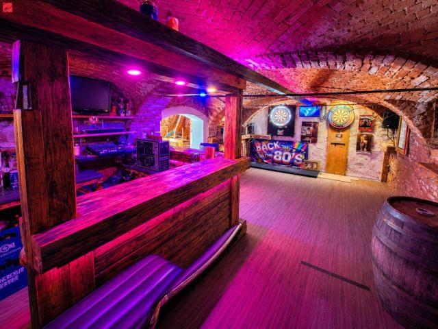 Kernsaniertes Haus auf 3.175 m² – Bar Gewölbekeller & Nebengebäude