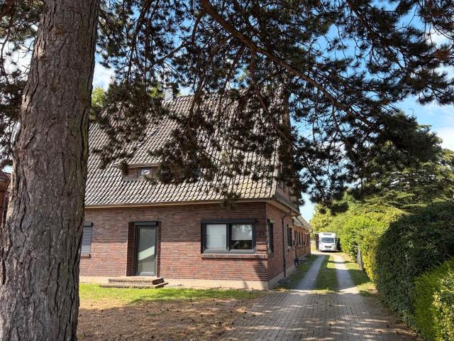 Kernsaniertes Zweifamilienhaus mit großem Grundstück