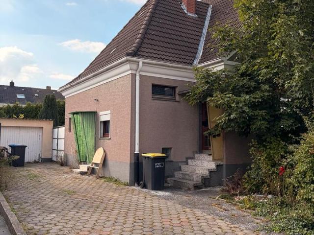 Kernsarnierte Doppelhaushälfte mit Garage und Stellplätze