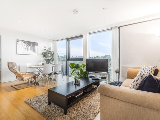 Kersfield Road, Putney, London, SW15 2 bed flat to rent £2,550 pcm £588 pw