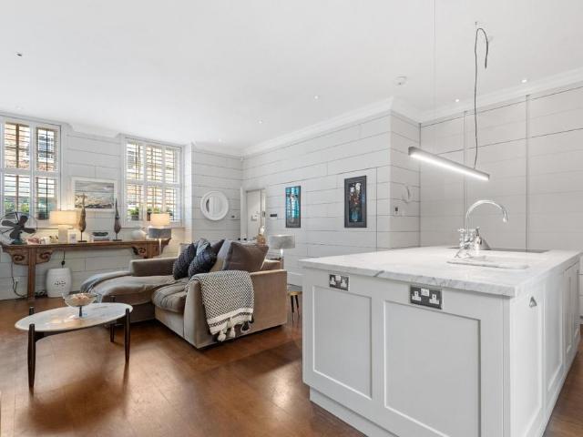 Kersley Mews, London, SW11 3 bed mews to rent £10,000 pcm £2,308 pw