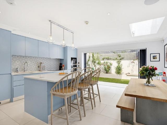 Kersley Street, London, SW11 5 bed terraced house to rent £11,000 pcm £2,538 pw