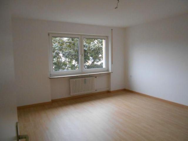 3 ZI. WOHNUNG DESIGNBÖDEN HELL GEFLIESTES BAD SEPARATES WC BALKON