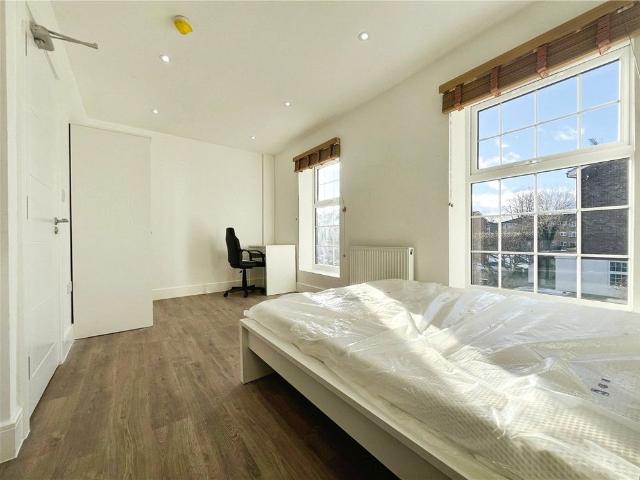 Kestrel Avenue, Staines upon Thames, Surrey, TW18 4RU