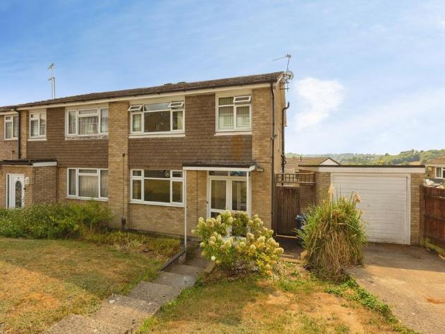 Kestrel Close, High Wycombe. 3 bed semi detached house to rent £2,200 pcm £508 pw
