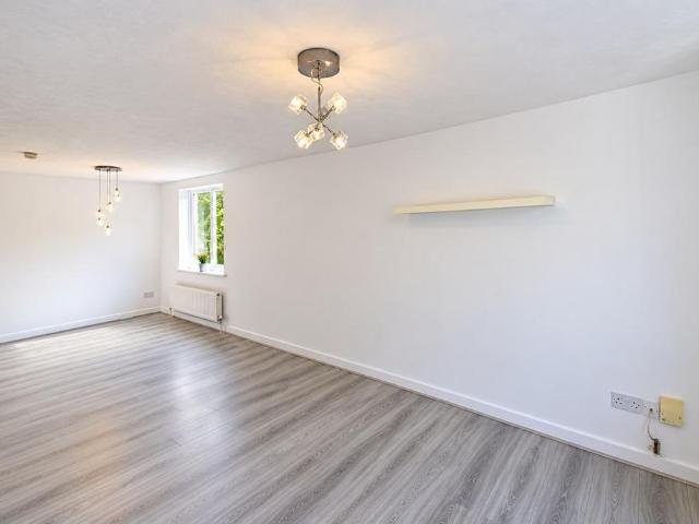 Kestrel Court, South Croydon, CR2 2 bed apartment to rent £1,550 pcm £358 pw
